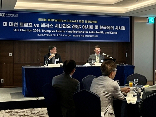 포브스 수석 칼럼니스트인 윌리엄 페섹이 4일 오전 서울 롯데호텔에서 열린 세계경제연구원 초청 조찬 강연회에서 발언하고 있다. [세계경제연구원 제공]